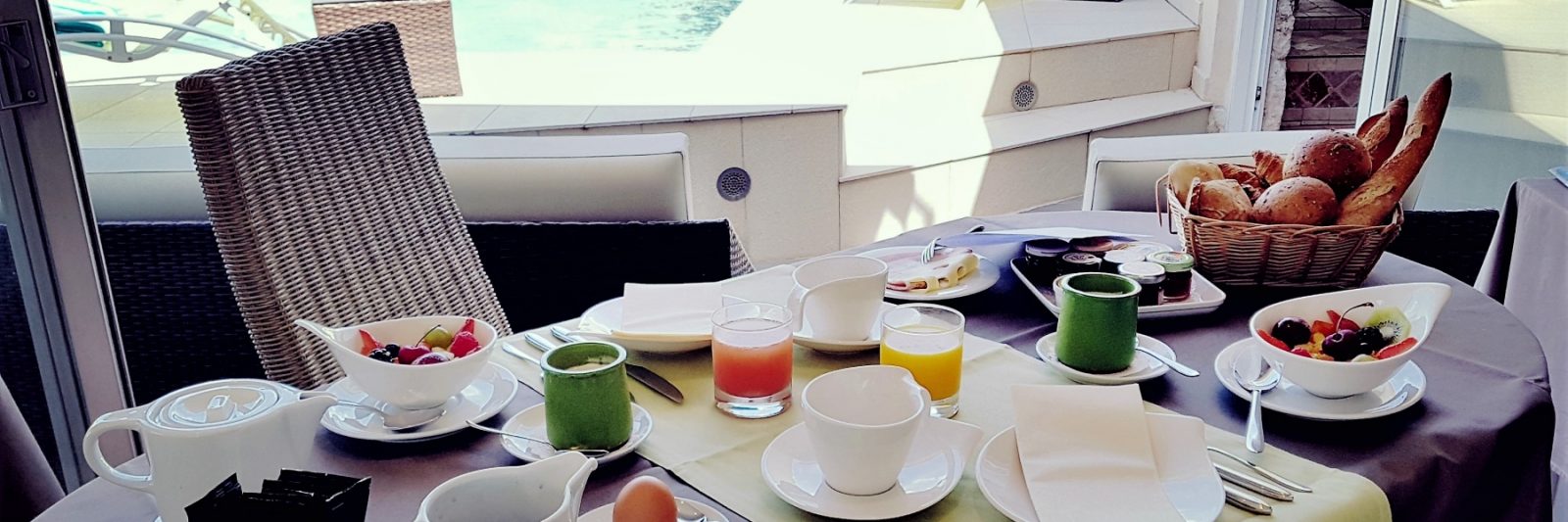 Petit-déjeuner face au golfe